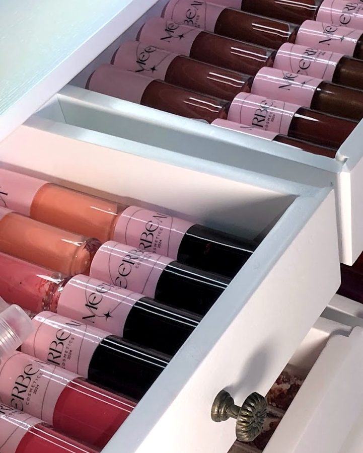 A white drawer of MEERBEAUT glosses in nude, brown and berry shades