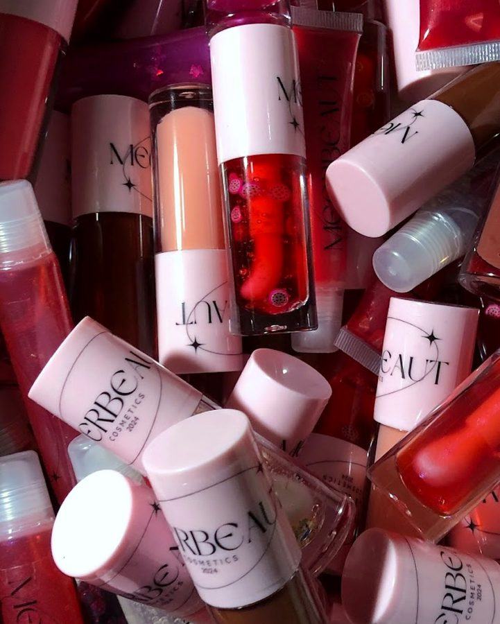 A handful of MEERBEAUT glosses in many shades and finishes