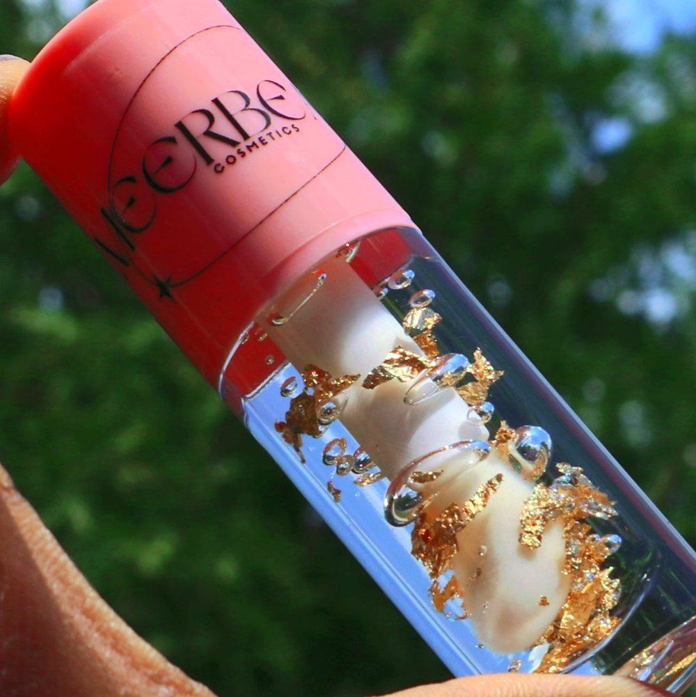 Gold Vanilla, high shine gloss, in a pink-capped MEERBEAUT wand tube