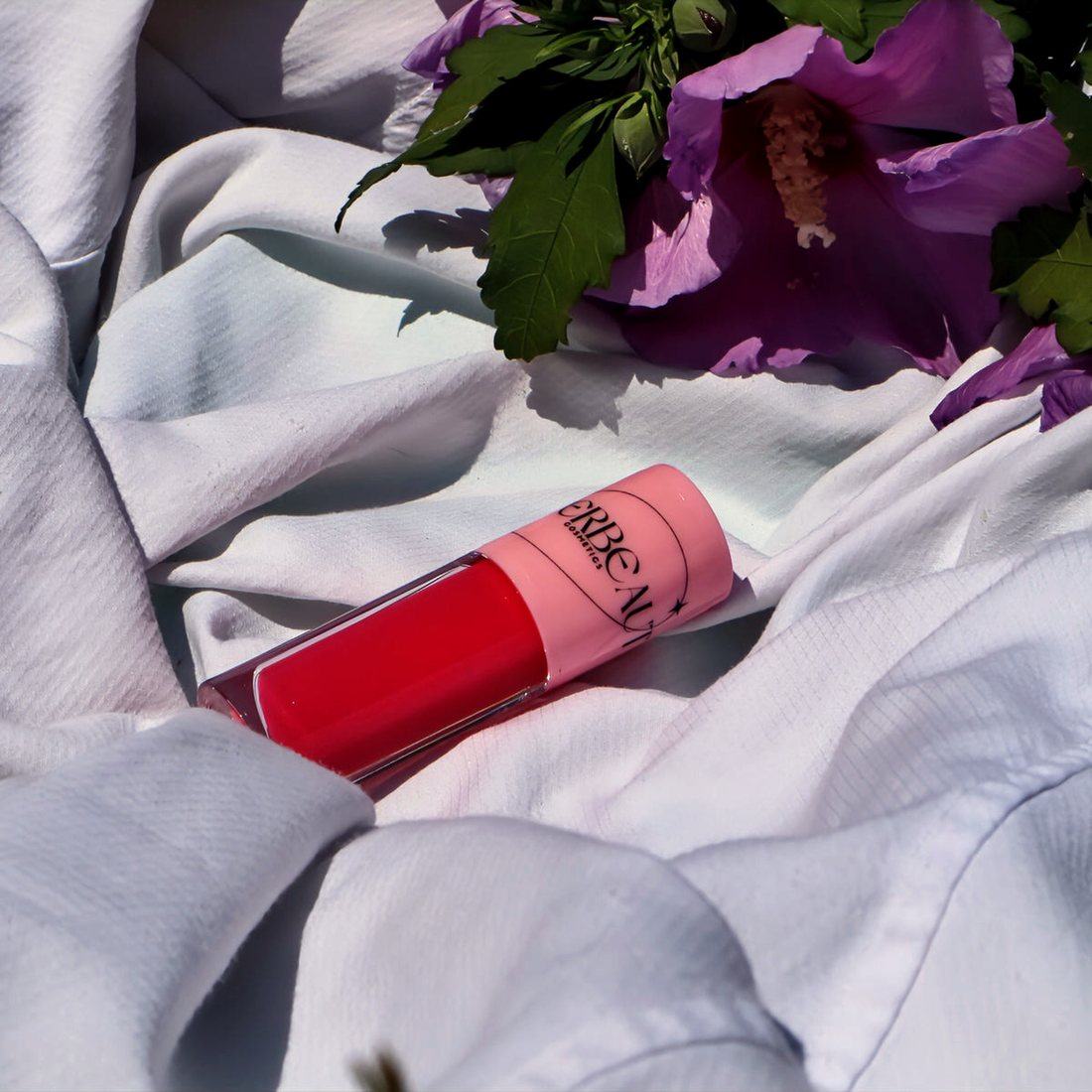 Bunny Tounge, high shine pigmented nude gloss, in a pink-capped MEERBEAUT wand tube