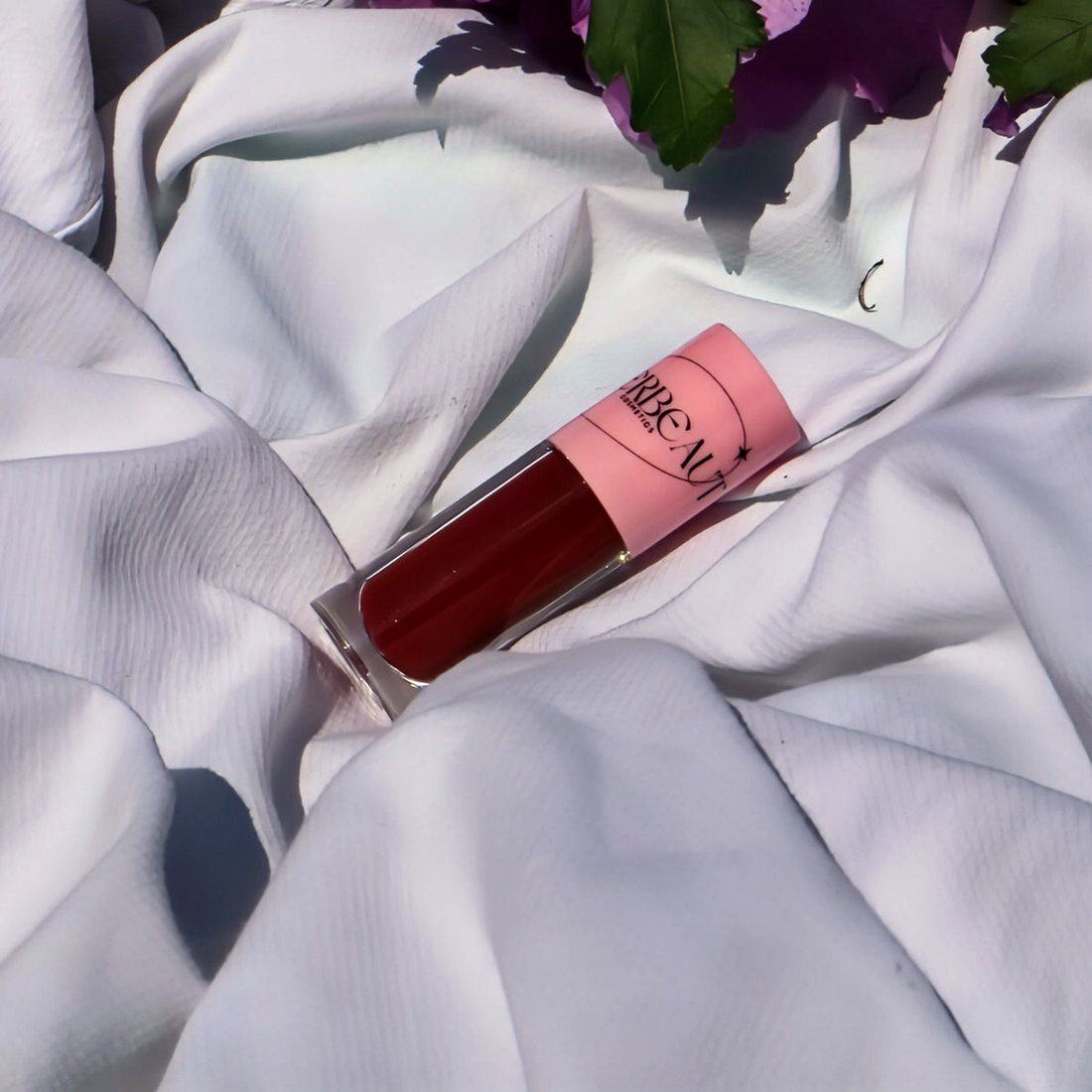 CocoNest, high shine pigmented nude gloss, in a pink-capped MEERBEAUT wand tube