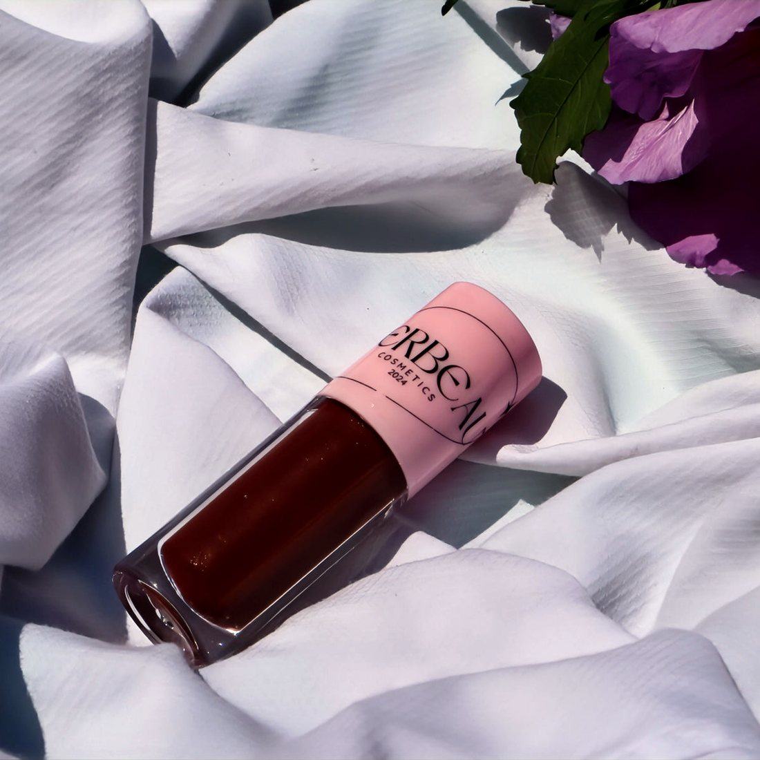 CocoRust, high shine pigmented nude gloss, in a pink-capped MEERBEAUT wand tube