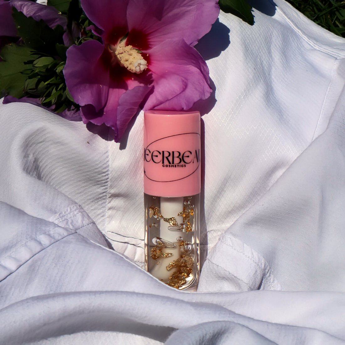 Gold Vanilla, high shine gloss, in a pink-capped MEERBEAUT wand tube