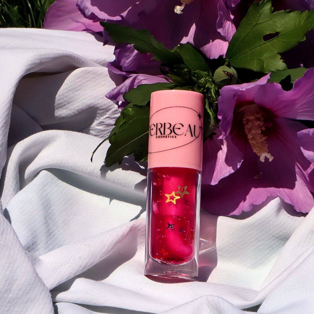 Juicy Berry, high shine clear gloss, in a pink-capped MEERBEAUT wand tube
