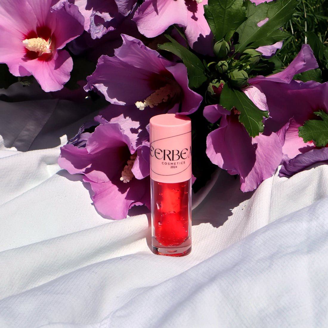 Limited Edition, high shine tinting gloss, in a pink-capped MEERBEAUT wand tube