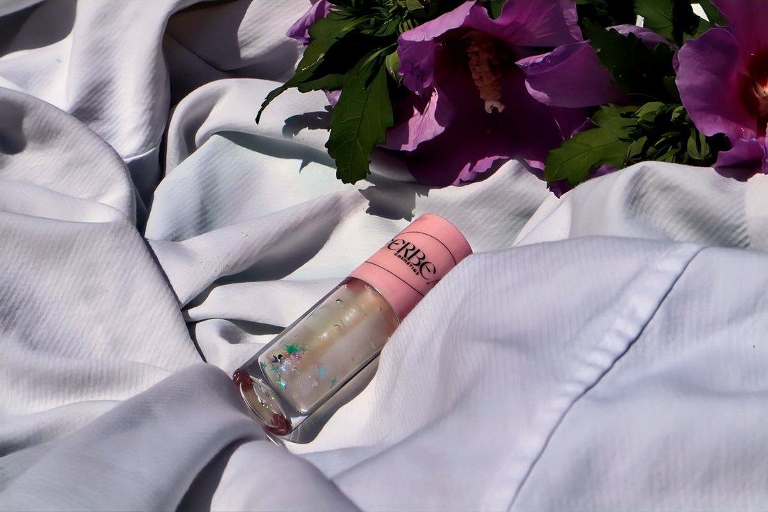 SpotLight, high shine shimmer gloss, in a pink-capped MEERBEAUT wand tube